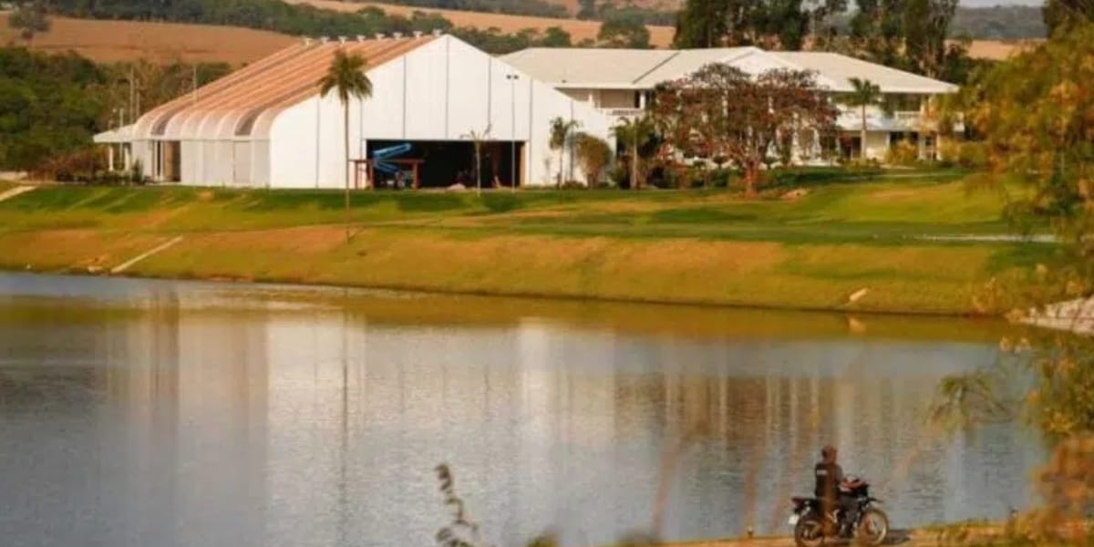 Lago próximo a mansão do cantor (Foto: Instagram)
