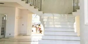 Escadaria que dá acesso ao segundo andar da mansão (Foto: instagram) Escadaria que dá acesso ao segundo andar da mansão (Foto: instagram)
