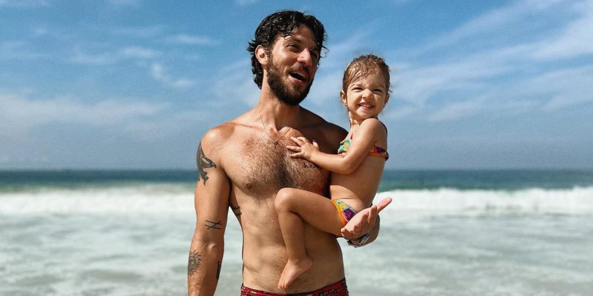 Chay Suede e sua filha Maria na praia (Foto: Instagram)