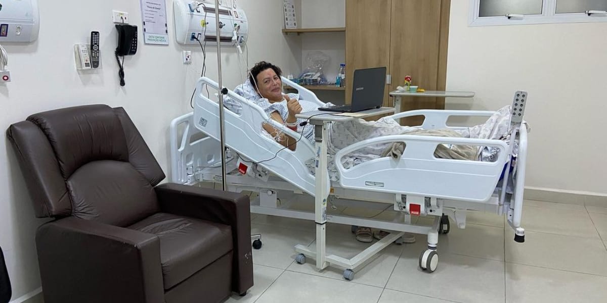 Luisa Marilac após passar pela cirurgia para retirar a prótese mamária (Foto: Instagram)