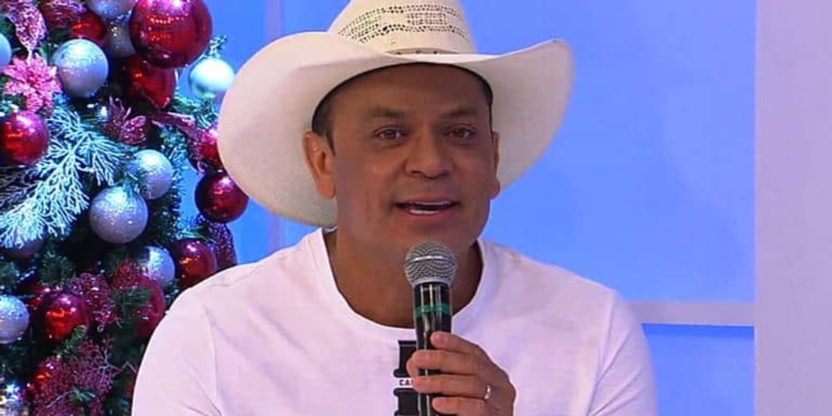 Frank Aguiar participou do programa na RedeTV! e falou sobre flagra que Simone e Simaria deram durante momento de intimidade (Reprodução: RedeTV)