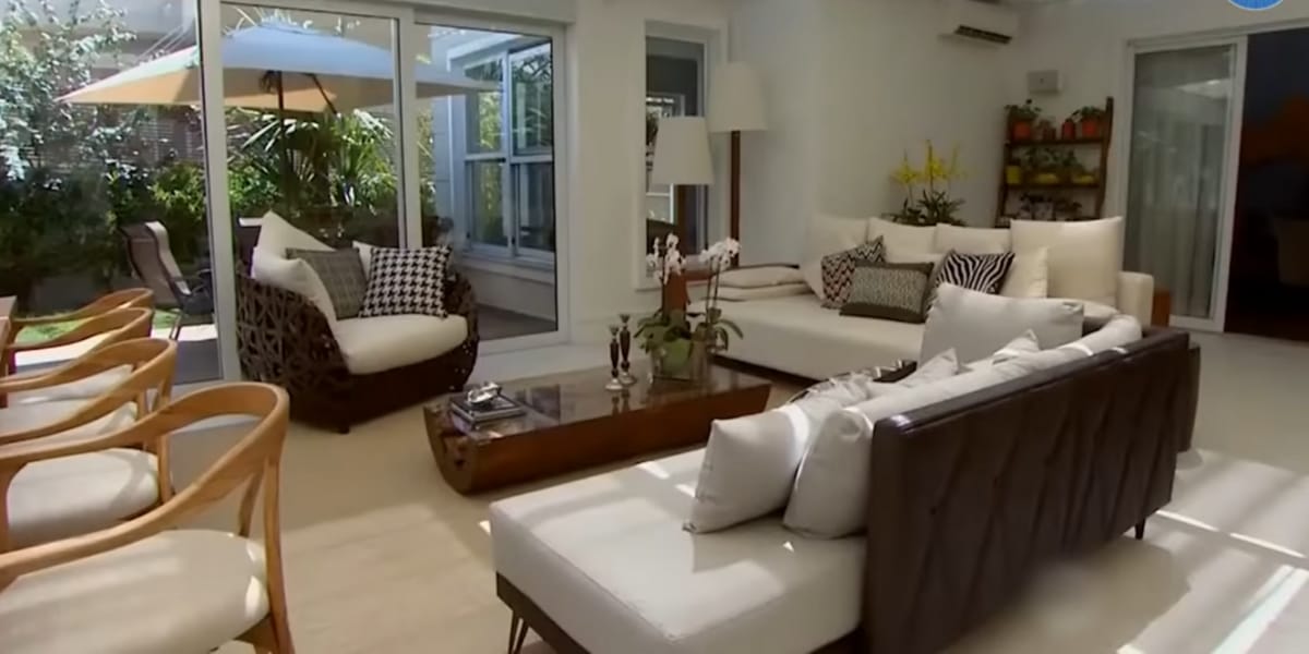 Sala ampla da mansão de Patrícia Abravanel (Reprodução: Youtube)