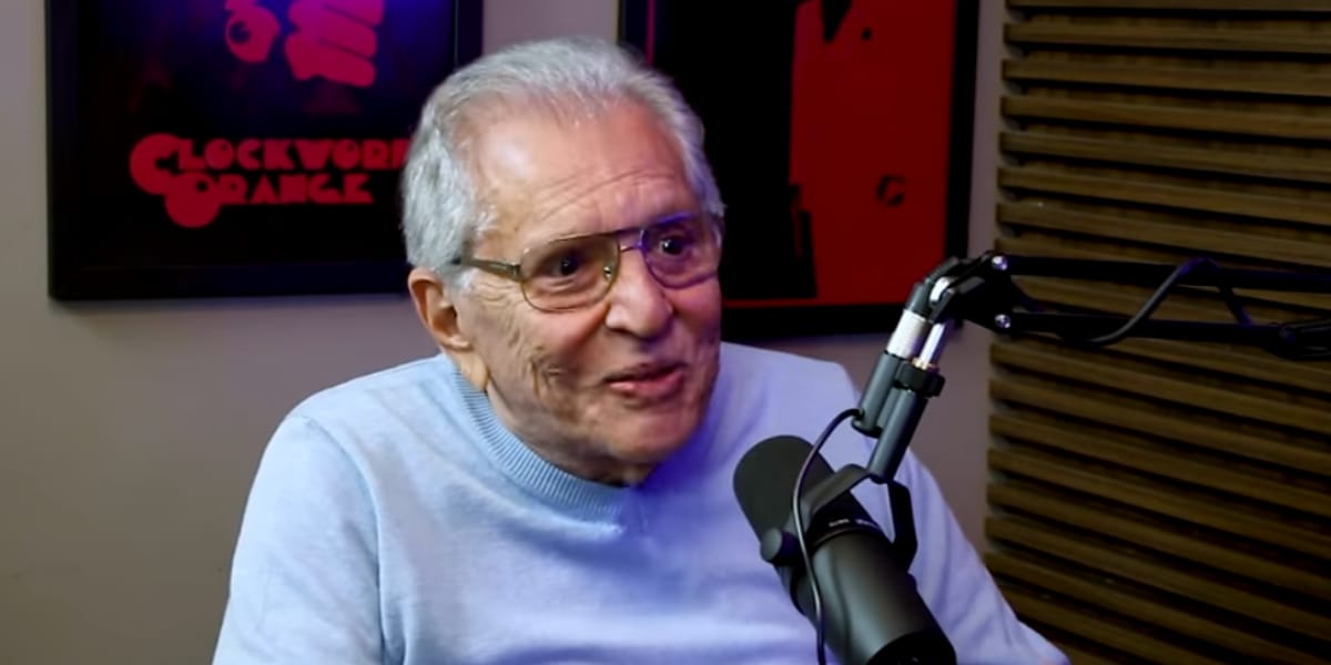 Carlos Alberto com o convidado do podcast 'Mais que 8 minutos' de Rafinha Bastos (Reprodução: Youtube)