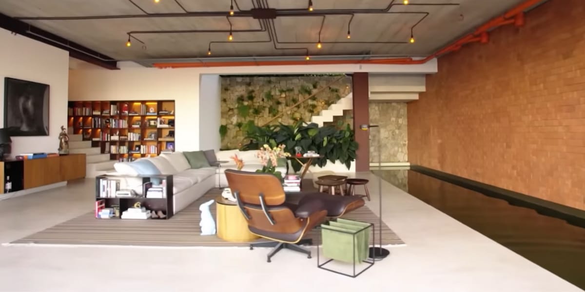 Sala da casa do ator (Reprodução: Youtube)