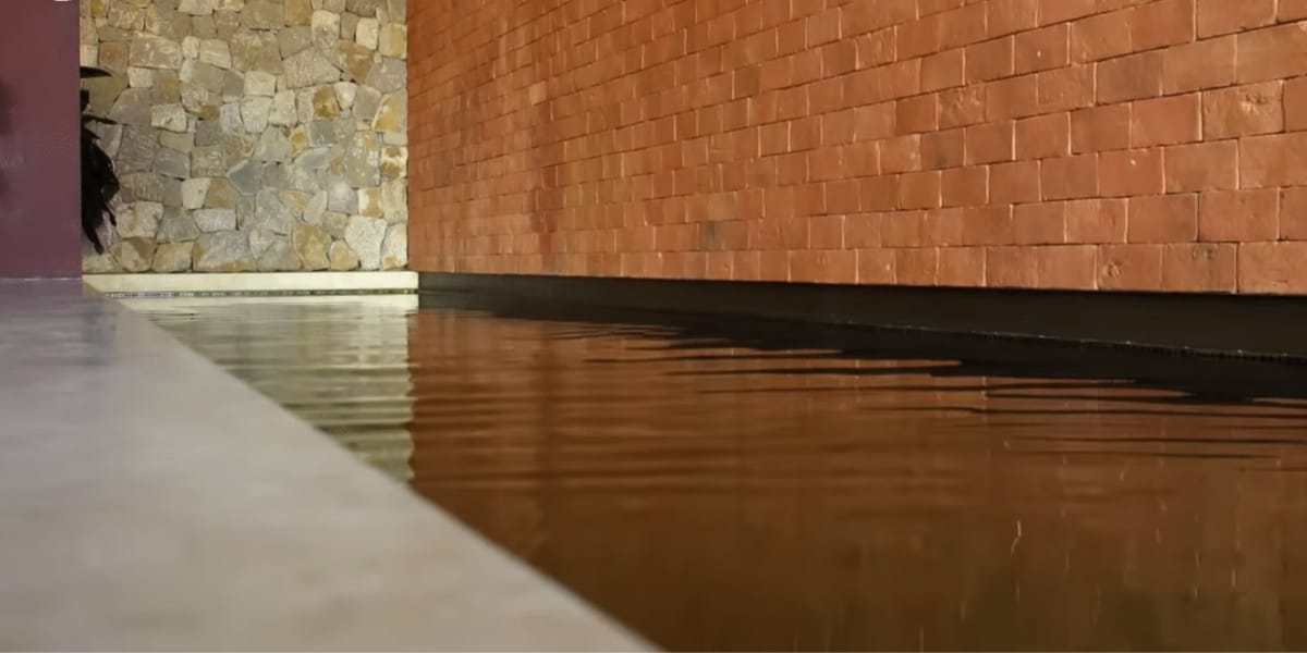 Piscina interna (Reprodução: Youtube)