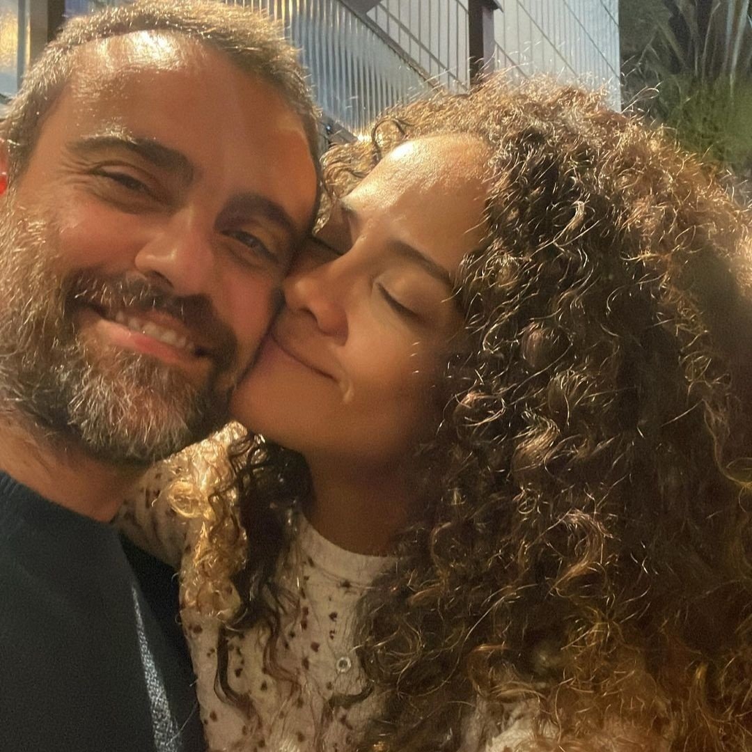 Aline Borges, destaque como Zuleica de Pantanal, vive casamento aberto com Alex Nader (Foto: Reprodução)
