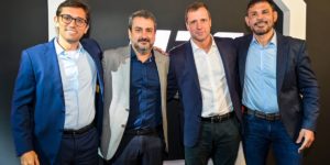 Rodolfo Schneider, diretor nacional de Conteúdo do Grupo Bandeirantes; Denis Gavazzi, diretor de Esportes do Grupo; Eduardo Galetti, vice-presidente sênior do UFC; e Rodrigo Minotauro, embaixador do UFC. Crédito: Renato Pizzutto/Band