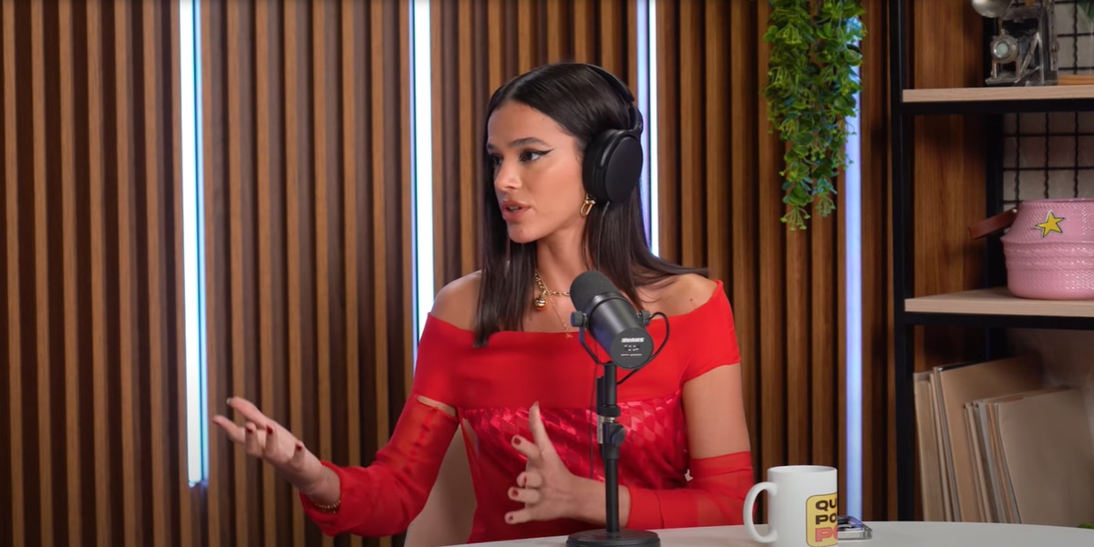 A atriz Bruna Marquezine no podcast 'Quem Pode, Pod' de Gio Ewbank e Fe Paes Leme