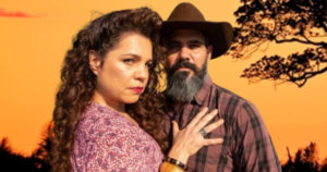 Maria (Isabel Teixeira) e Alcides (Juliano Cazarré) no final de Pantanal, terão um desfecho diferente da obra original (Foto: Reprodução / Globo / Montagem TV Foco)