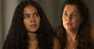 Em Pantanal, Muda (Bella Campos) não gostará de saber que Maria (Isabel Teixeira) poderá ficar com terras que foram dos seus pais (Foto: Reprodução / Globo)