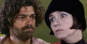 Catarina (Adriana Esteves) vai esconder sua galinha só para atazanar Petruchio (Eduardo Mosovis) em O Cravo e a Rosa (Foto: Reprodução / Globo / Montagem TV Foco)