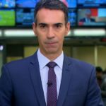 César Tralli na bancada do Jornal Hoje (Reprodução)