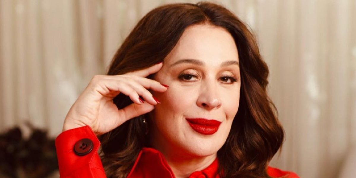 Claudia Raia, grávida aos 55 anos, faz ensaio e mostra barrigão