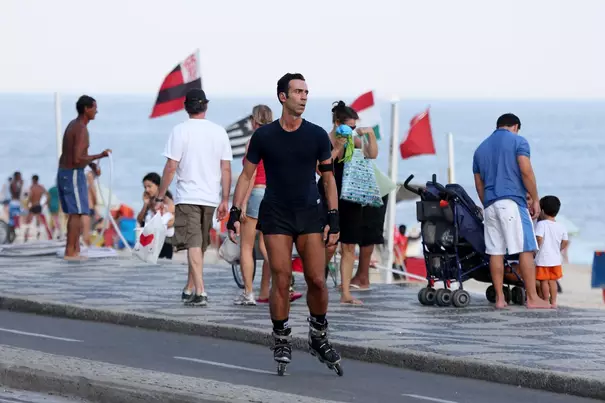 César Tralli anda de patins em Leblon (Foto: Reprodução/Internet)