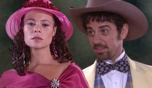 Lindinha (Vannessa Gerbelli) terá de se humilhar para namorar Januário (Taumaturgo Ferreira) em O Cravo e a Rosa (Foto: Reprodução / Globo / Montagem TV Foco)