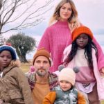 Giovanna Ewbank e Bruno Gagliasso ao lado da família (Reprodução)