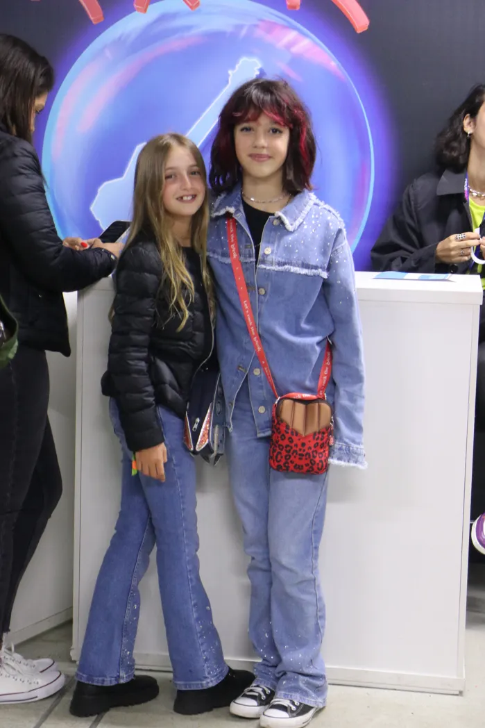Filha de Luciano Huck e Angélica, Eva Huck, curte Rock in Rio com caçula de Rodrigo Faro, Helena Faro – (Foto: Webert Belicio/AgNews) Filha de Luciano Huck e Angélica, Eva Huck, curte Rock in Rio com caçula de Rodrigo Faro, Helena Faro – (Foto: Webert Belicio/AgNews)