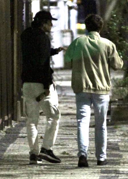 Jesuíta Barbosa briga com o namorado na rua (Foto: EXTRA)