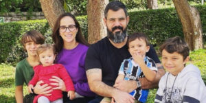 Juliano Cazarré e família (Foto: Reprodução)