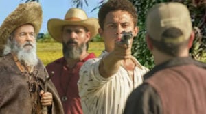 Velho do Rio (Osmar Prado), Alcides (Juliano Cazarré), Zaquieu (Silvero Pereira) e Tenório (Murilo Benício), em Pantanal (Foto: Reprodução / Globo / Montagem TV Foco)