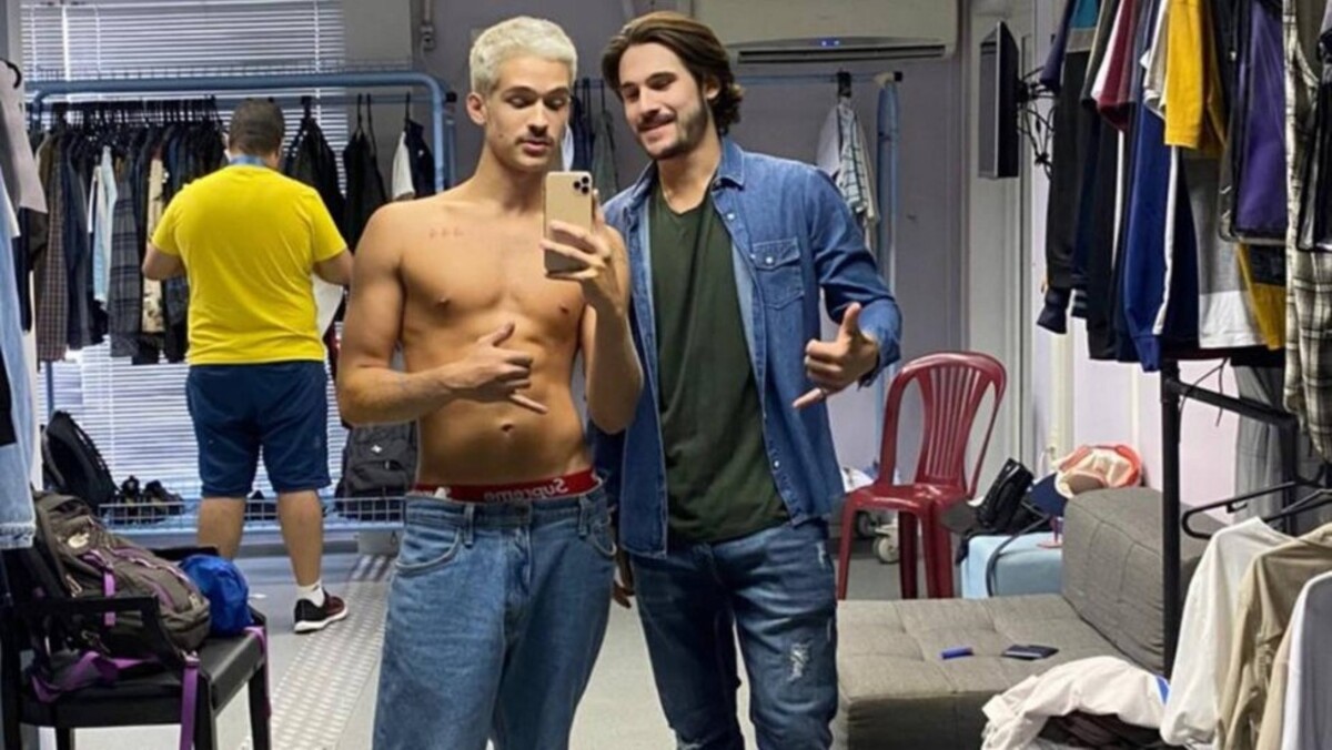 João Guilherme e Nicolas Prattes nos bastidores de nova série da Globoplay (Foto: Reprodução) João Guilherme e Nicolas Prattes nos bastidores de nova série da Globoplay (Foto: Reprodução)