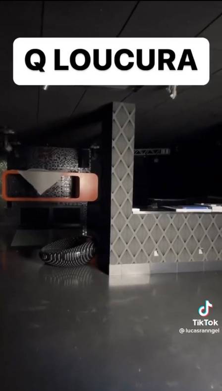 Apresentadora tem uma boate dentro da mansão (Foto: Reprodução) Apresentadora tem uma boate dentro da mansão (Foto: Reprodução)