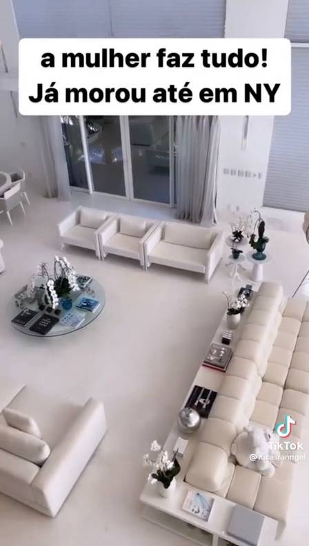 Sala imensa da casa de Ana Hickmann (Foto: Reprodução) Sala imensa da casa de Ana Hickmann (Foto: Reprodução)