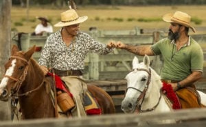 Alcides (Juliano Cazarré) terminará Pantanal ao lado de Zaquieu (Silvero Pereira)? Ator posta foto dando spoiler e confunde o Brasil (Foto: Reprodução / Globo)