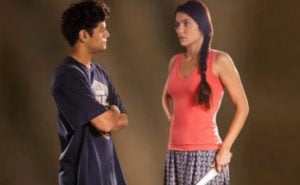 Pantanal - Zefa (Paula Barbosa) sofre abusos de Renato (Gabriel Santana), junta forças e sai no tapa com o rapaz (Foto: Reprodução / Globo / Montagem TV Foco)