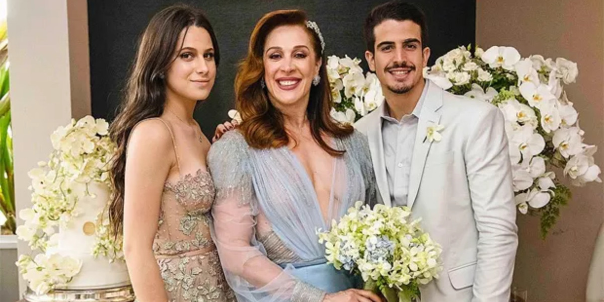 Claudia Raia no dia do seu casamento, em São Paulo, ao lado dos filhos (Foto Reprodução/Quem)