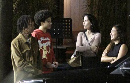 Cantor Djavan foi fotografado com a mulher e dois dos seus cinco filhos (Foto: Extra)