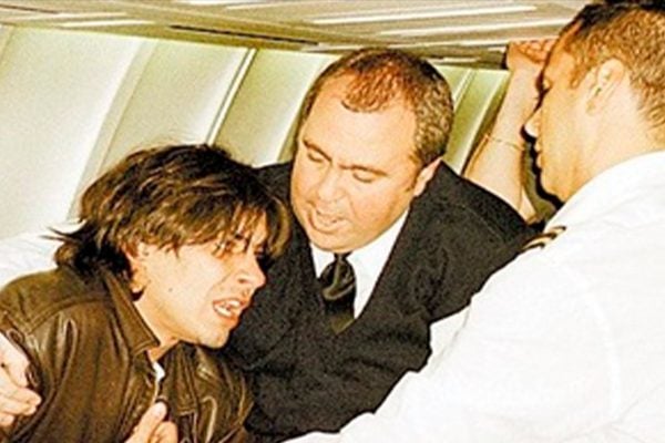 O ator causou alvoroço no avião e foi retirado da aeronave - Foto Reprodução