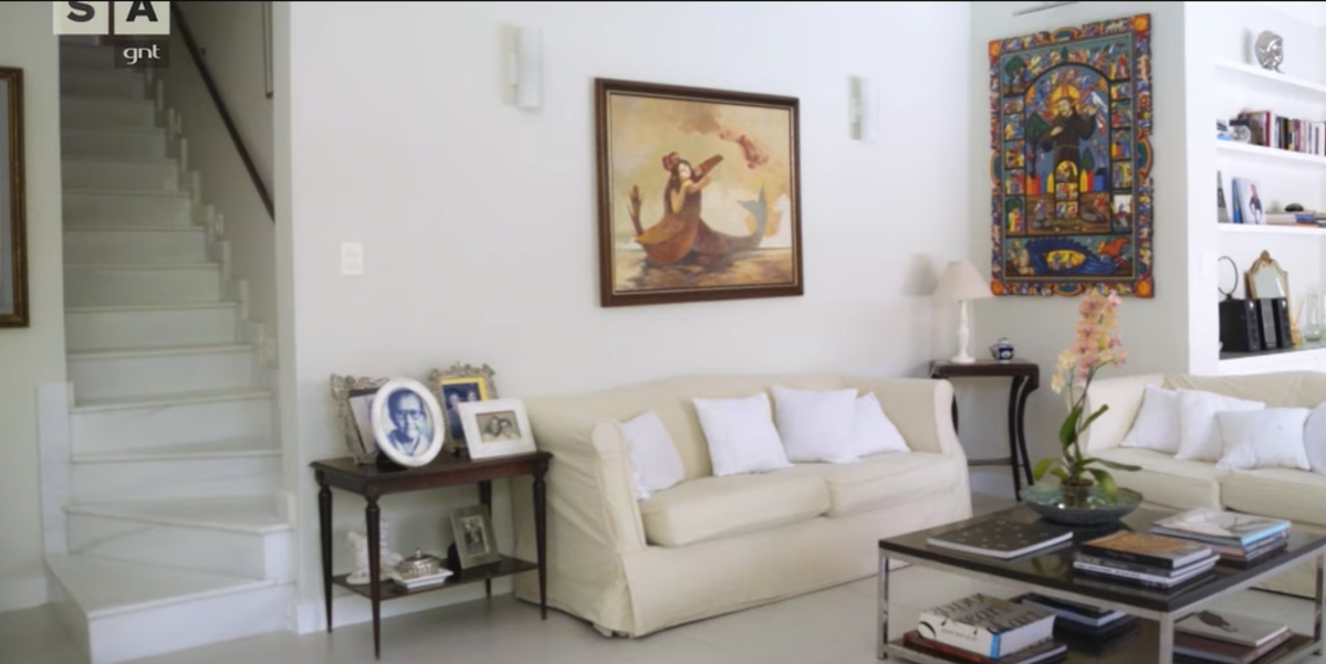 O cantinho do Afeto. como Arlete Salles mencionou, é recheado de livros, fotos antigas e objetos de decorações especiais (Foto Reprodução/Youtube)