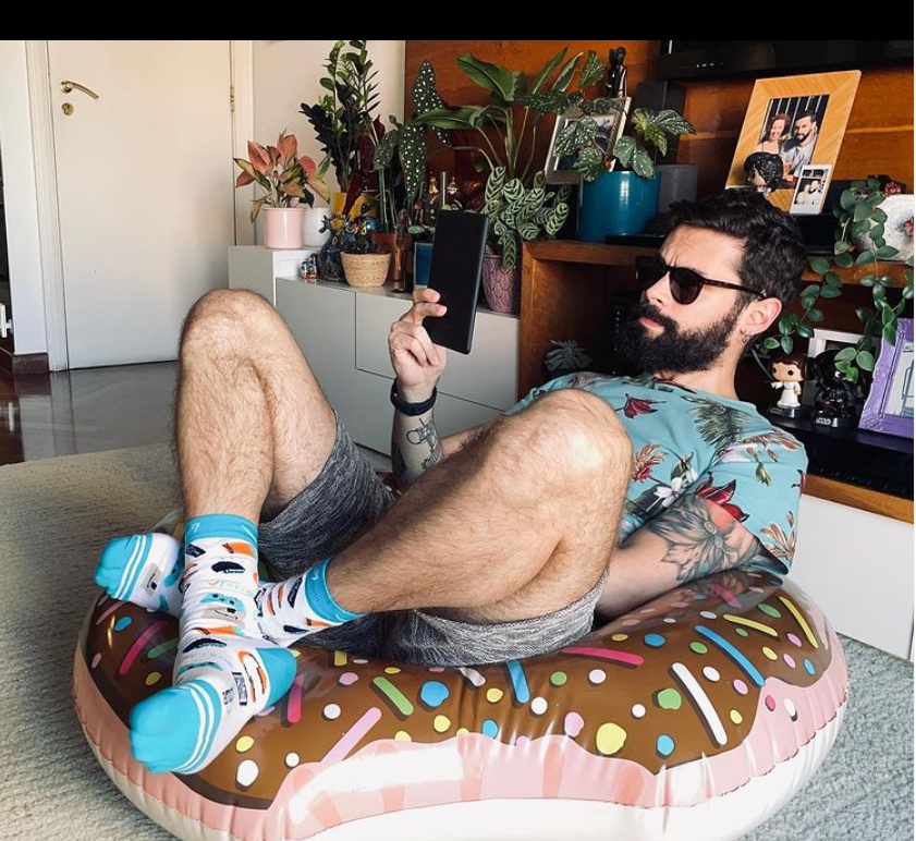 Cauê chama atenção pelo estilo irreverente de ser (Foto Reprodução/Instagram)