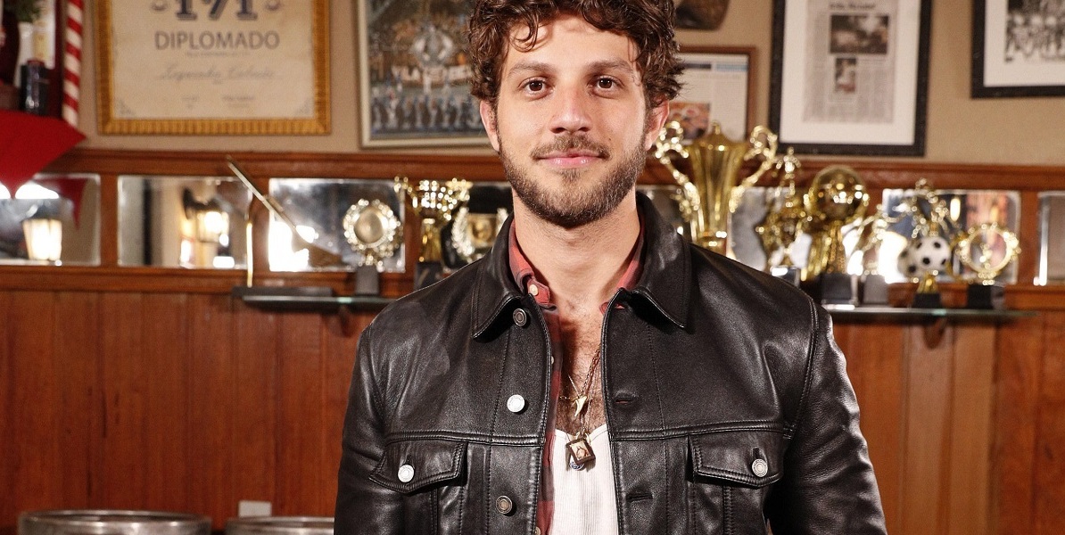 Chay Suede afirmou que costuma consultar o Twitter para avaliar o seu trabalho, e confessou que, às vezes, fica aflito com as críticas (Foto Reprodução/Internet)