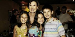 Fátima Bernardes em foto com os filhos pequenos (Imagem: Reprodução)