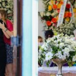 Filha de Susana Naspolini desaba em velório da mãe e conta com apoio da avó ao lado de caixão - Reprodução