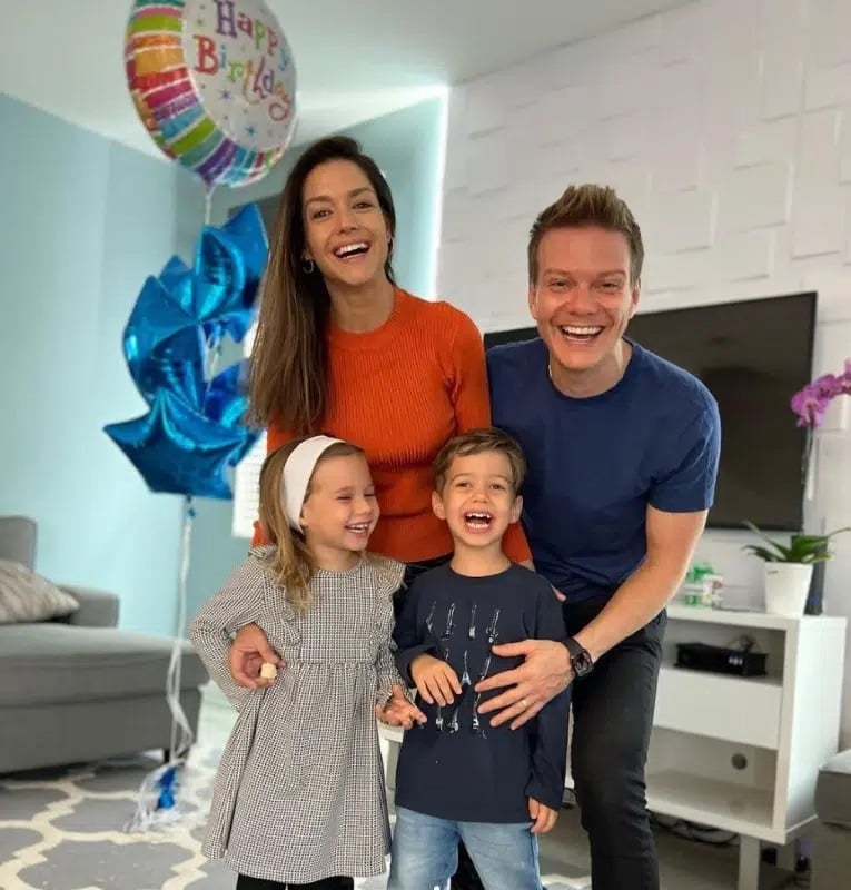 Cantor sertanejo ao lado da família (Foto: Divulgação)