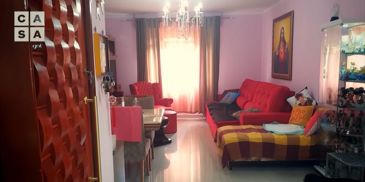 Casa da humorista com quase tudo rosa (Reprodução: Youtube)
