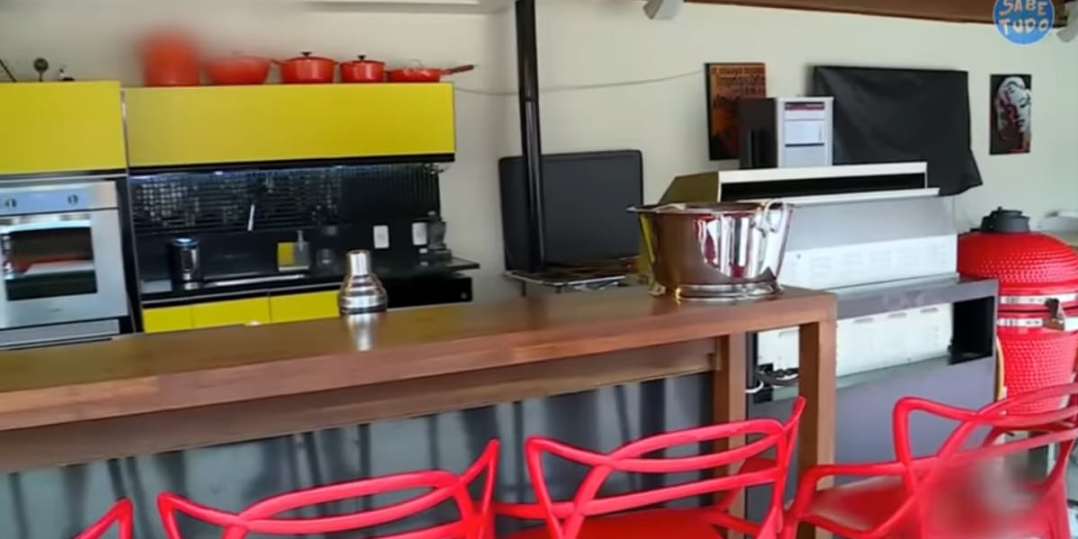 Outro espaço da cozinha gourmet de André Marques (Reprodução: Youtube)