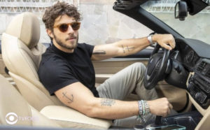 Ari (Chay Suede) vai ganhar um apartamento e um carro de Guerra (Humberto Martins) em Travessia (Foto: Reprodução / Globo / Montagem TV Foco)