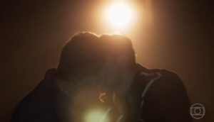 Cara e Coragem - Sem alarde, Brasil é pego de surpresa com beijo gay entre Enzo (Pablo Sanábio) e Hugo (Rafael Theóphilo) (Foto: Reprodução / Globo / Montagem TV Foco)