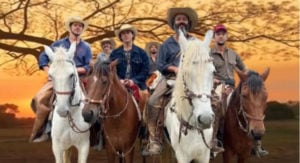 Pantanal - José Leôncio (Marcos Palmeira) sai em comitiva com os herdeiros, passa mal e crava destino cruel (Foto: Reprodução / Globo / Montagem TV Foco)