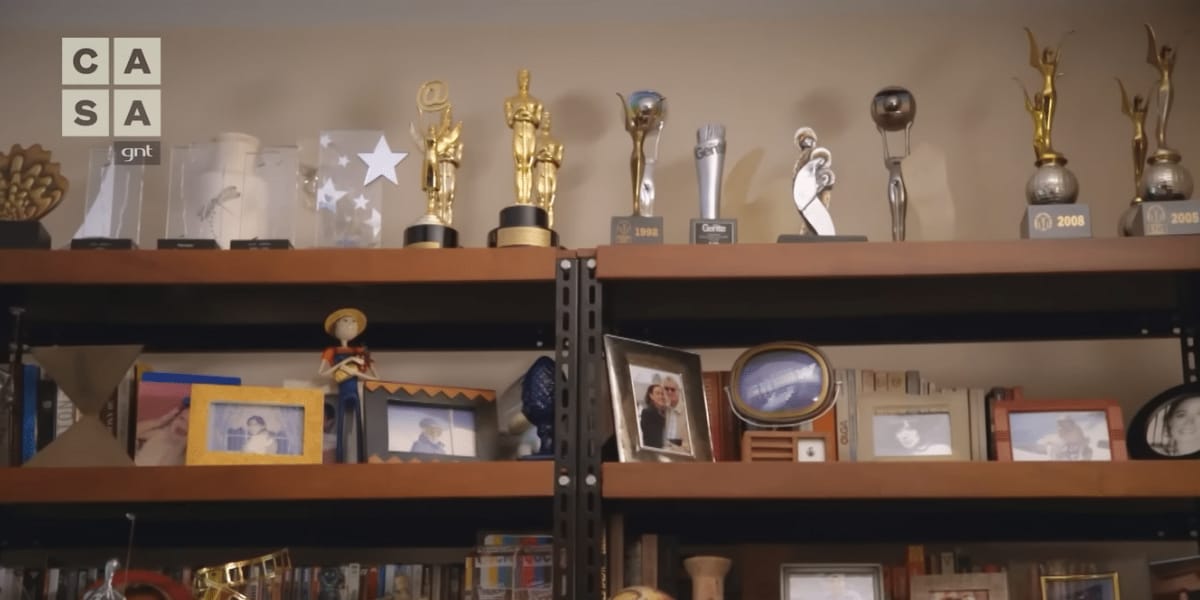 Estante com prateleira cheia de troféus de Lilia Cabral (Reprodução: Youtube)