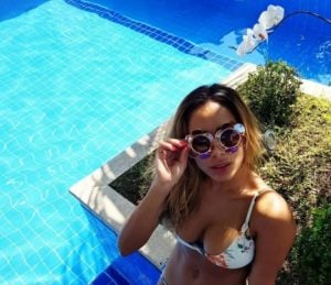 Anitta na piscina de sua mansão (Foto: Reprodução / Internet)