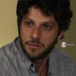 Travessa - Ari (Chay Suede) descobre plano maligno que envolve ameaça de morte e toma atitude bombástica: "Dor na alma" (Foto: Reprodução / Globo / Montagem TV Foco)