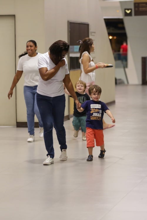 Dona Déa, mãe de Paulo Gustavo teve uma tarde divertida ao lado dos netos, filhos de Paulo Gustavo - Fotos: Victor Chapetta/AgNews