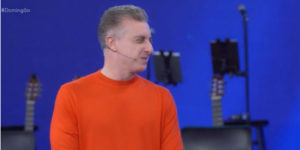 Luciano Huck recebeu Giovanna Antonelli e Alexandre Nero no Domingão (Foto: Reprodução)