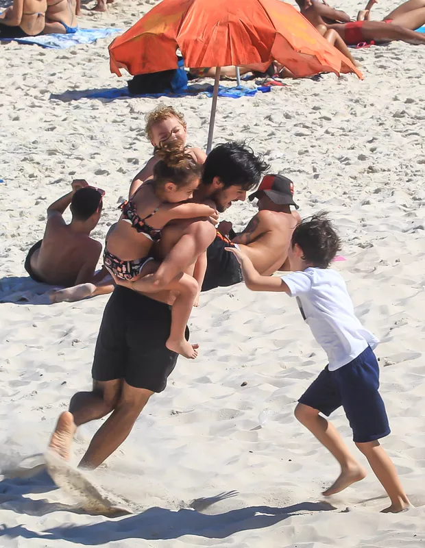 Aos 29 anos, o galã da Globo, Felipe Simas é pai das crianças mais lindas do Brasil -  (Foto: AgNews)