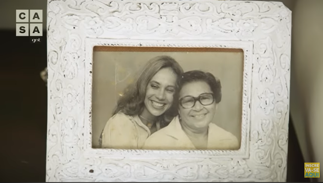Entre as fotos antigas presentes no recinto, existe um mais que especial, que é um retrato dela com sua mãe Severina, segundo a atriz, apesar das diferenças elas nunca se separavam (Foto Reprodução/Youtube)